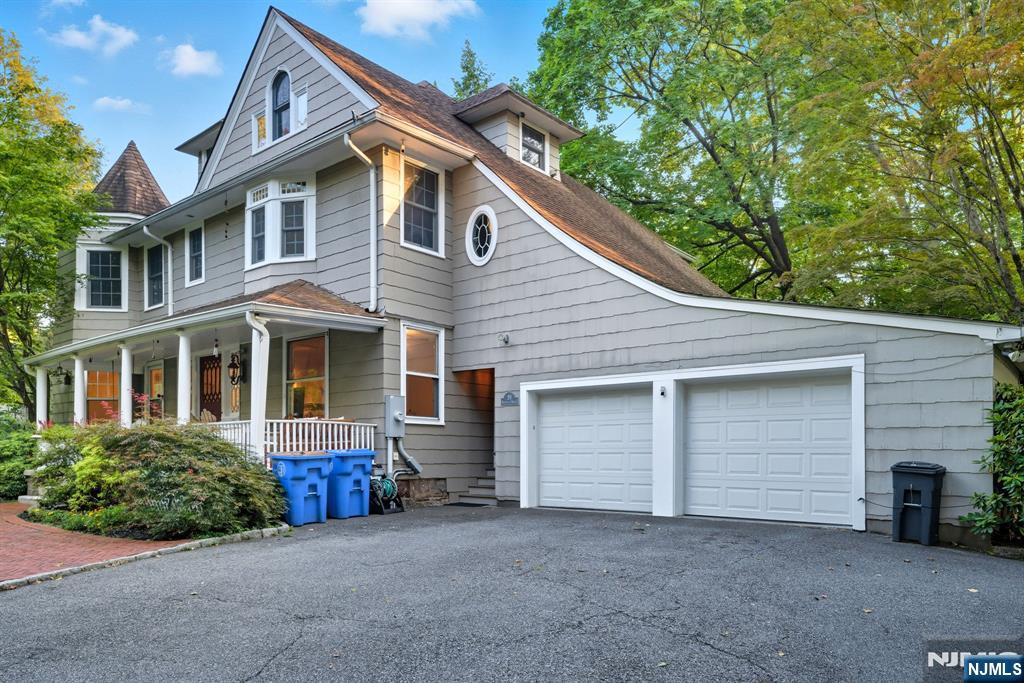 Tenafly, New Jersey, 07670, United States, 6 Bedrooms Bedrooms, ,4 BathroomsBathrooms,Residential,Active,1945075