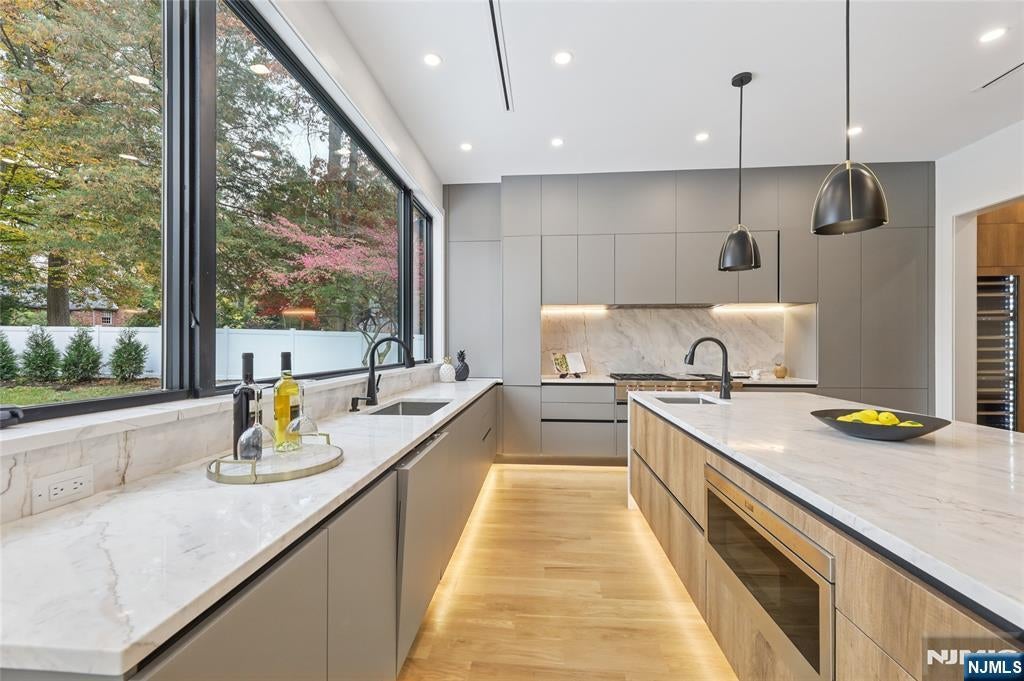 Tenafly, New Jersey, 07670, United States, 6 Bedrooms Bedrooms, ,7 BathroomsBathrooms,Residential,Active,1952304