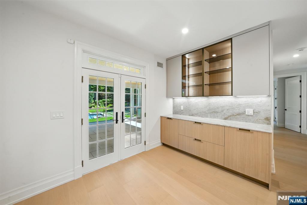 Tenafly, New Jersey, 07670, United States, 6 Bedrooms Bedrooms, ,7 BathroomsBathrooms,Residential,Active,1927680