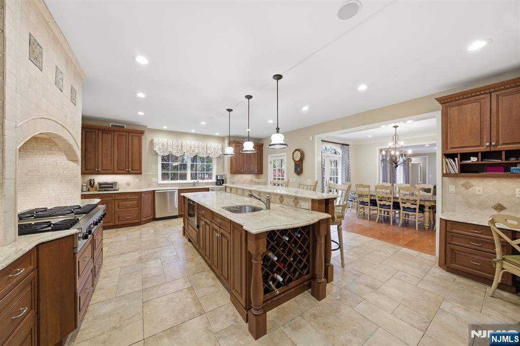 Tenafly, New Jersey, 07670, United States, 6 Bedrooms Bedrooms, ,4 BathroomsBathrooms,Residential,Pending,2007021