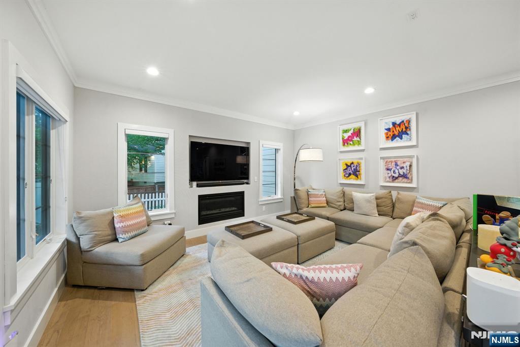 Cresskill, New Jersey, 07626, United States, 5 Bedrooms Bedrooms, ,5 BathroomsBathrooms,Residential,Active,1929433