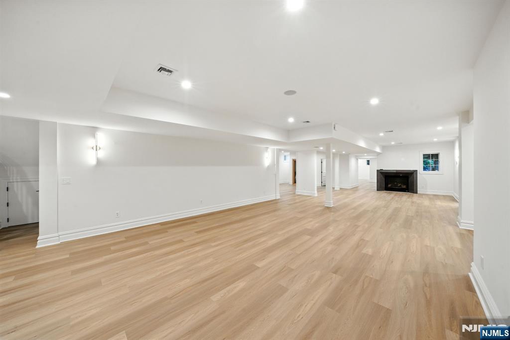 Tenafly, New Jersey, 07670, United States, 6 Bedrooms Bedrooms, ,7 BathroomsBathrooms,Residential,Active,1927680