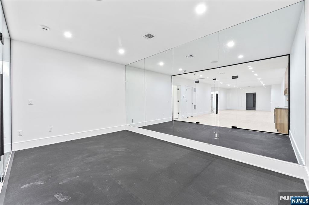 Paramus, New Jersey, 07652, United States, 6 Bedrooms Bedrooms, ,7 BathroomsBathrooms,Residential,Active,1968119