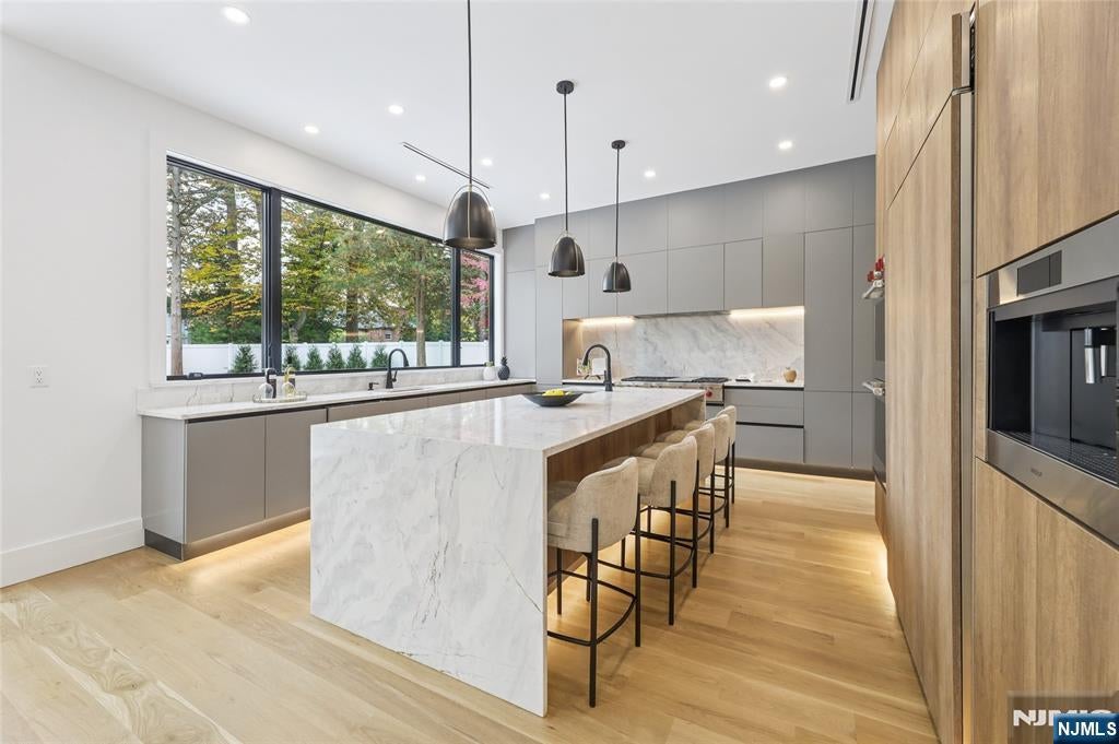 Tenafly, New Jersey, 07670, United States, 6 Bedrooms Bedrooms, ,7 BathroomsBathrooms,Residential,Active,1952304