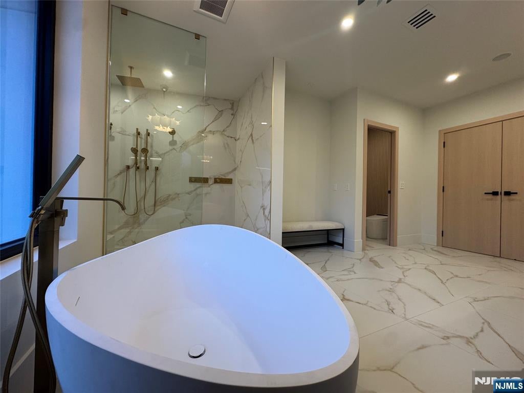 Englewood Cliffs, New Jersey, 07632, United States, 7 Bedrooms Bedrooms, ,8 BathroomsBathrooms,Residential,Active,1952040