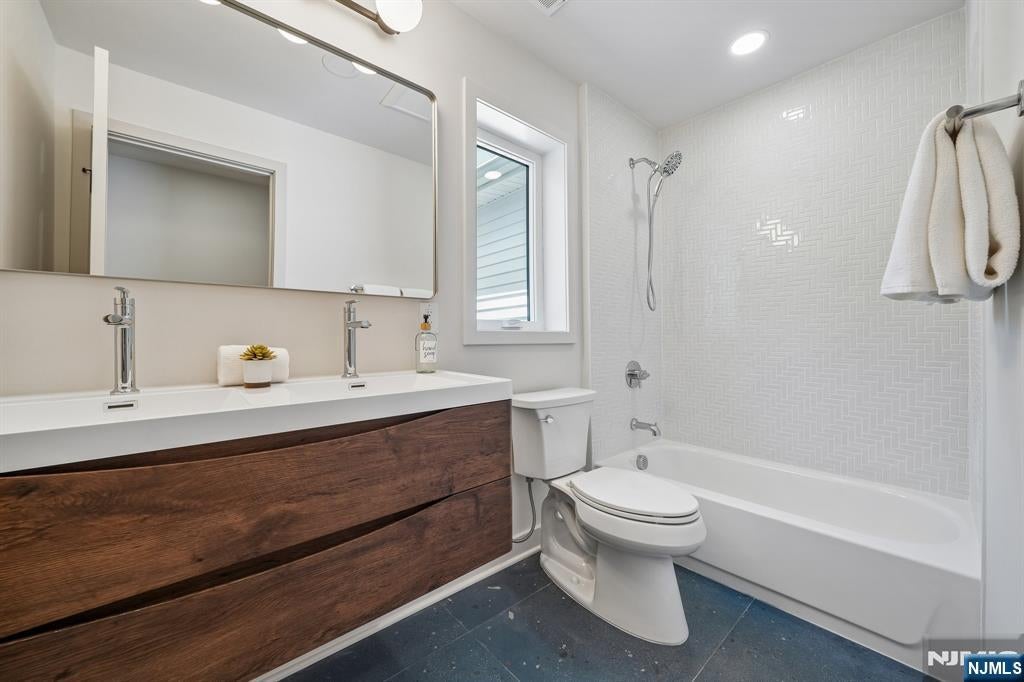 Millburn, New Jersey, 07078, United States, 5 Bedrooms Bedrooms, ,4 BathroomsBathrooms,Residential,Active,2044164
