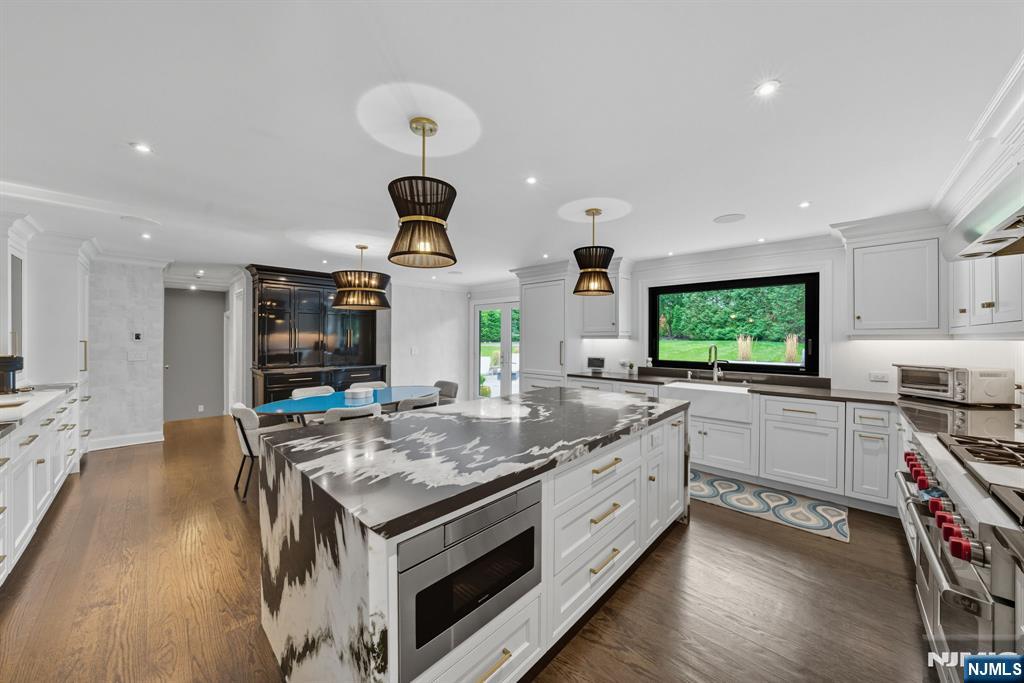 Tenafly, New Jersey, 07670, United States, 5 Bedrooms Bedrooms, ,7 BathroomsBathrooms,Residential,Active,1963399