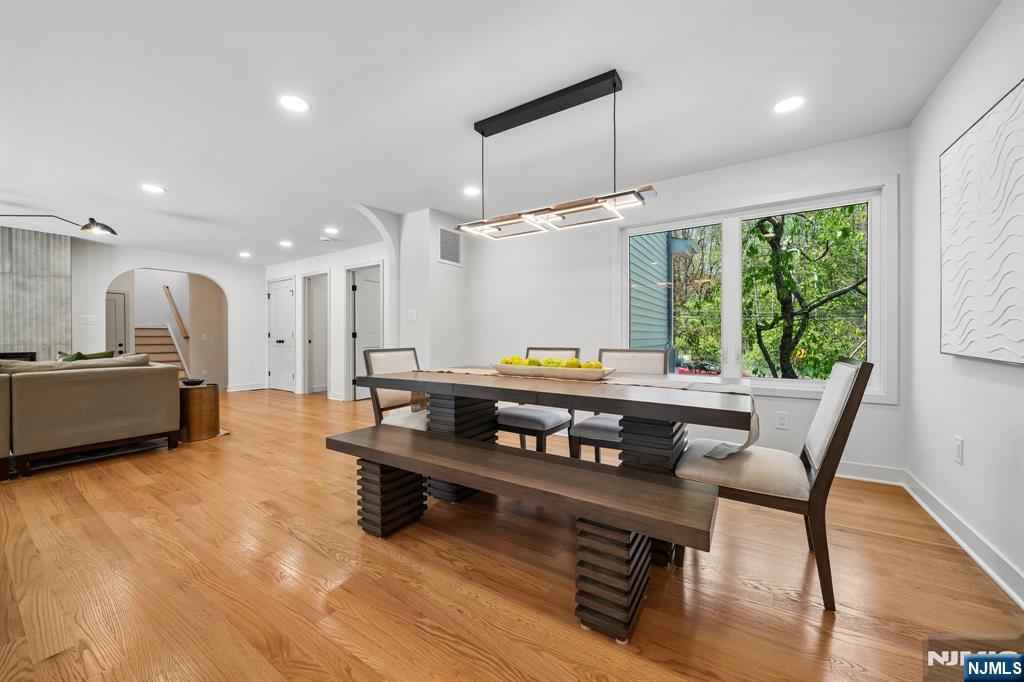 Millburn, New Jersey, 07078, United States, 5 Bedrooms Bedrooms, ,4 BathroomsBathrooms,Residential,Active,2044164
