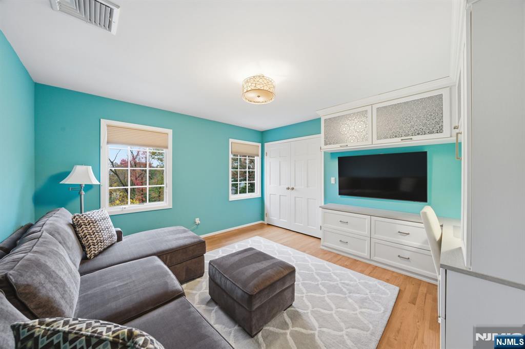 Tenafly, New Jersey, 07670, United States, 6 Bedrooms Bedrooms, ,4 BathroomsBathrooms,Residential,Pending,2007021