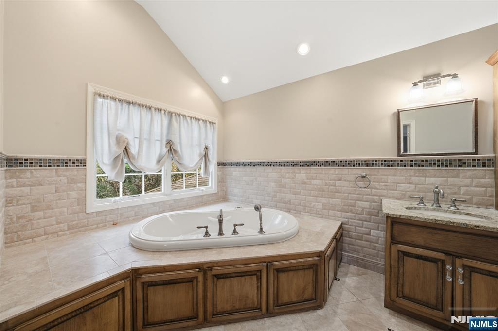 Tenafly, New Jersey, 07670, United States, 6 Bedrooms Bedrooms, ,4 BathroomsBathrooms,Residential,Pending,2007021