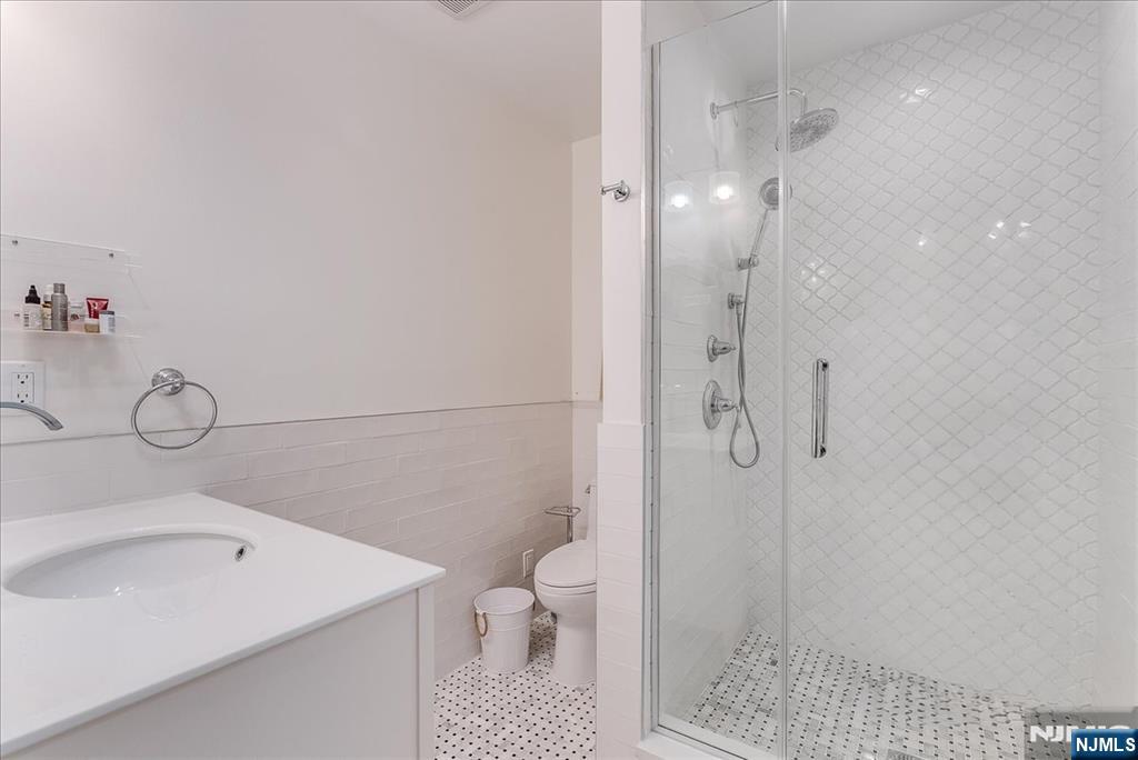 Upper Saddle River, New Jersey, 07458, United States, 4 Bedrooms Bedrooms, ,5 BathroomsBathrooms,Residential,Active,1964462