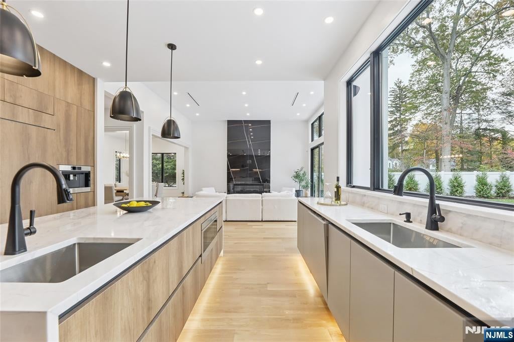 Tenafly, New Jersey, 07670, United States, 6 Bedrooms Bedrooms, ,7 BathroomsBathrooms,Residential,Active,1952304