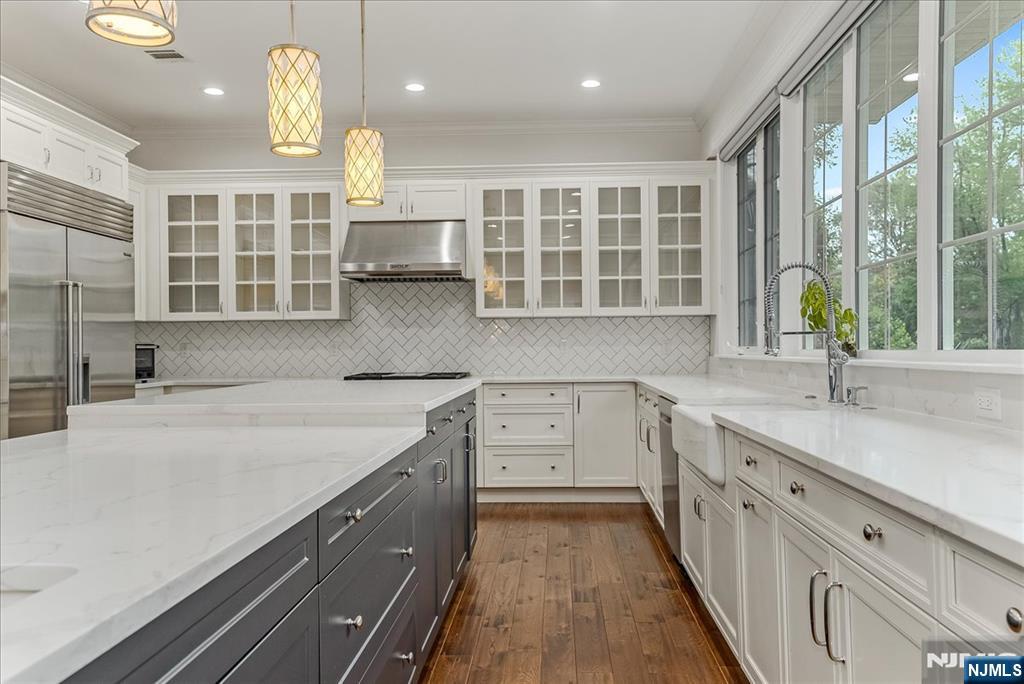 Upper Saddle River, New Jersey, 07458, United States, 4 Bedrooms Bedrooms, ,5 BathroomsBathrooms,Residential,Active,1964462