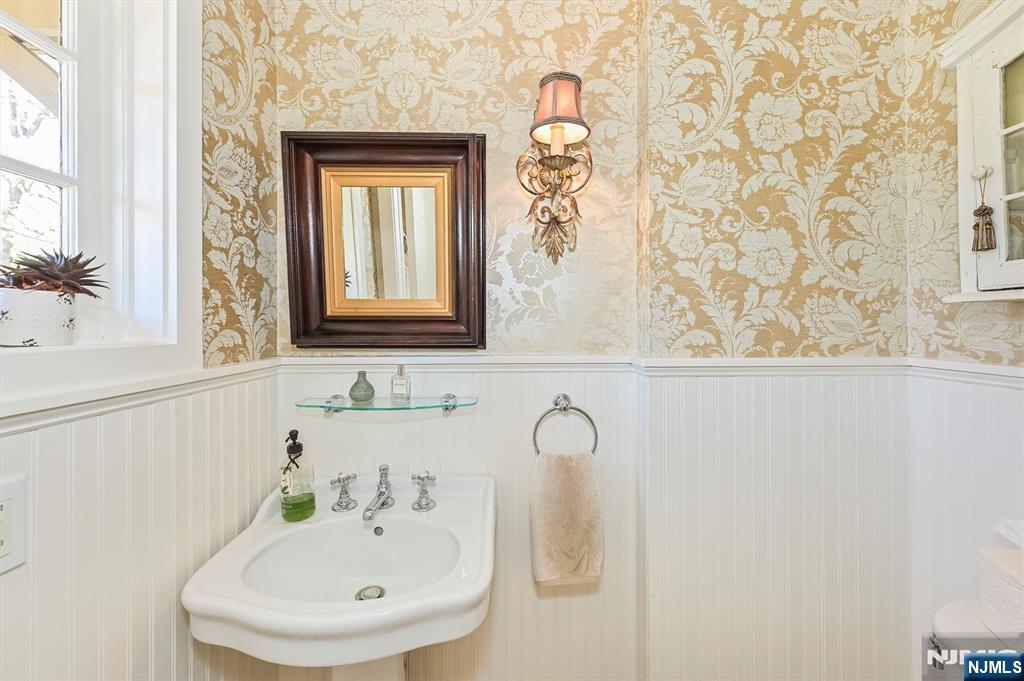 Glen Rock, New Jersey, 07452, United States, 5 Bedrooms Bedrooms, ,6 BathroomsBathrooms,Residential,Active,2042645