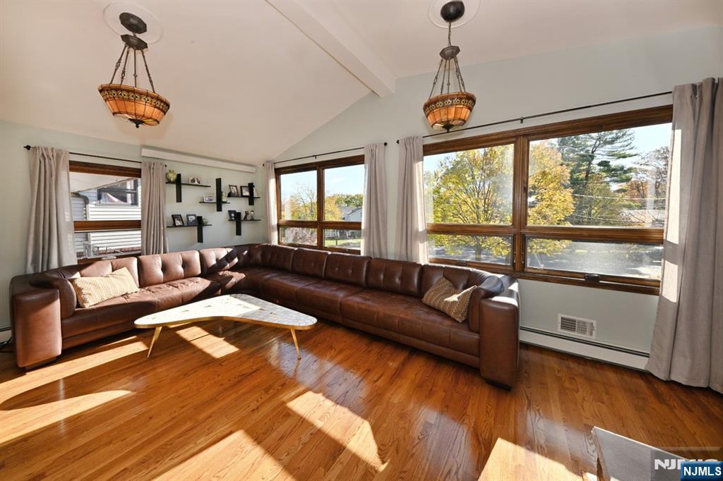 Paramus, New Jersey, 07652, United States, 4 Bedrooms Bedrooms, ,6 BathroomsBathrooms,Residential,Active,1990037