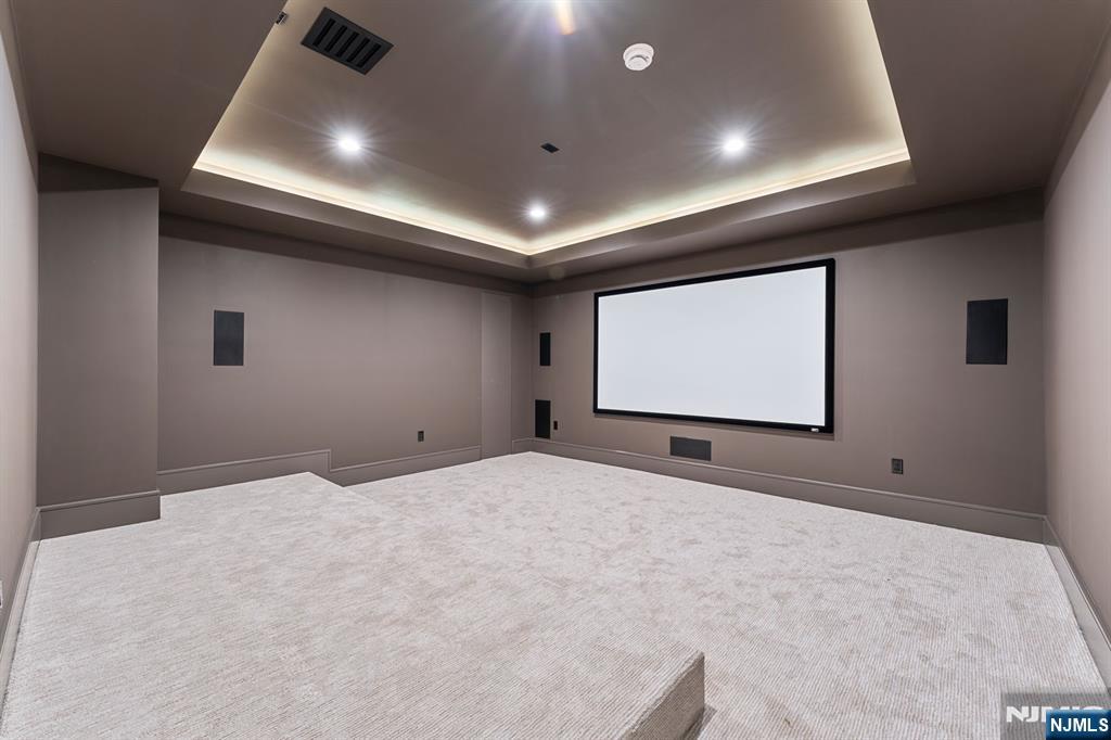 Paramus, New Jersey, 07652, United States, 6 Bedrooms Bedrooms, ,7 BathroomsBathrooms,Residential,Active,1968119