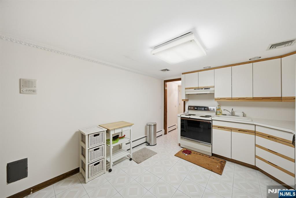 Cresskill, New Jersey, 07626, United States, 5 Bedrooms Bedrooms, ,5 BathroomsBathrooms,Residential,Active,1995264