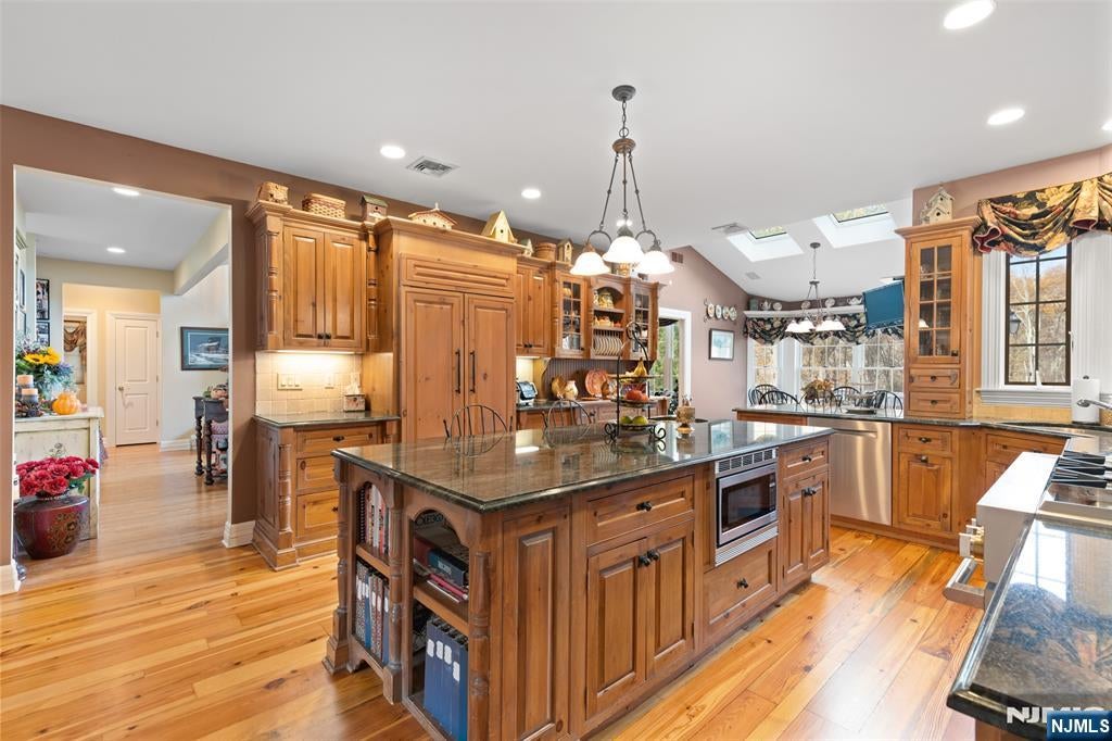 Oakland, New Jersey, 07436, United States, 5 Bedrooms Bedrooms, ,7 BathroomsBathrooms,Residential,Active,2007996