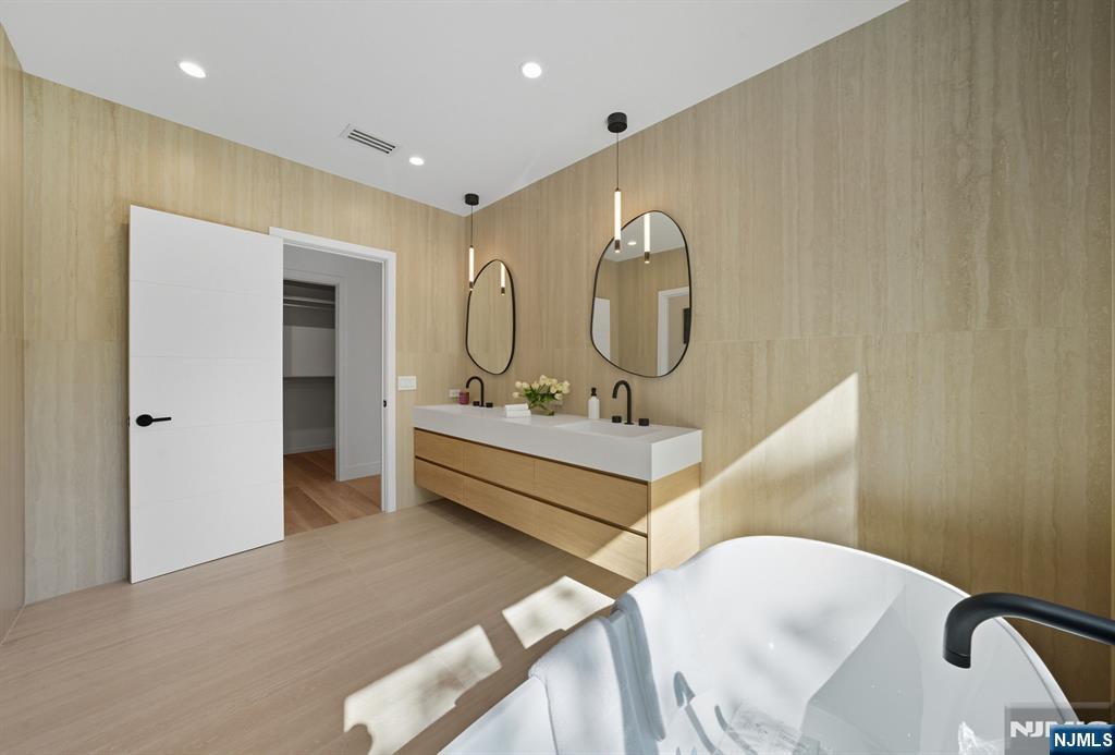 Tenafly, New Jersey, 07670, United States, 6 Bedrooms Bedrooms, ,6 BathroomsBathrooms,Residential,Active,1942348