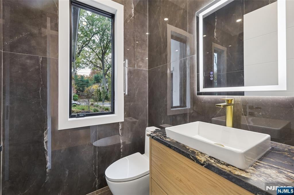 Tenafly, New Jersey, 07670, United States, 6 Bedrooms Bedrooms, ,7 BathroomsBathrooms,Residential,Active,1952304