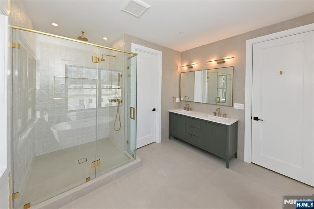 River Edge, New Jersey, 07661, United States, 5 Bedrooms Bedrooms, ,6 BathroomsBathrooms,Residential,Active,2014946