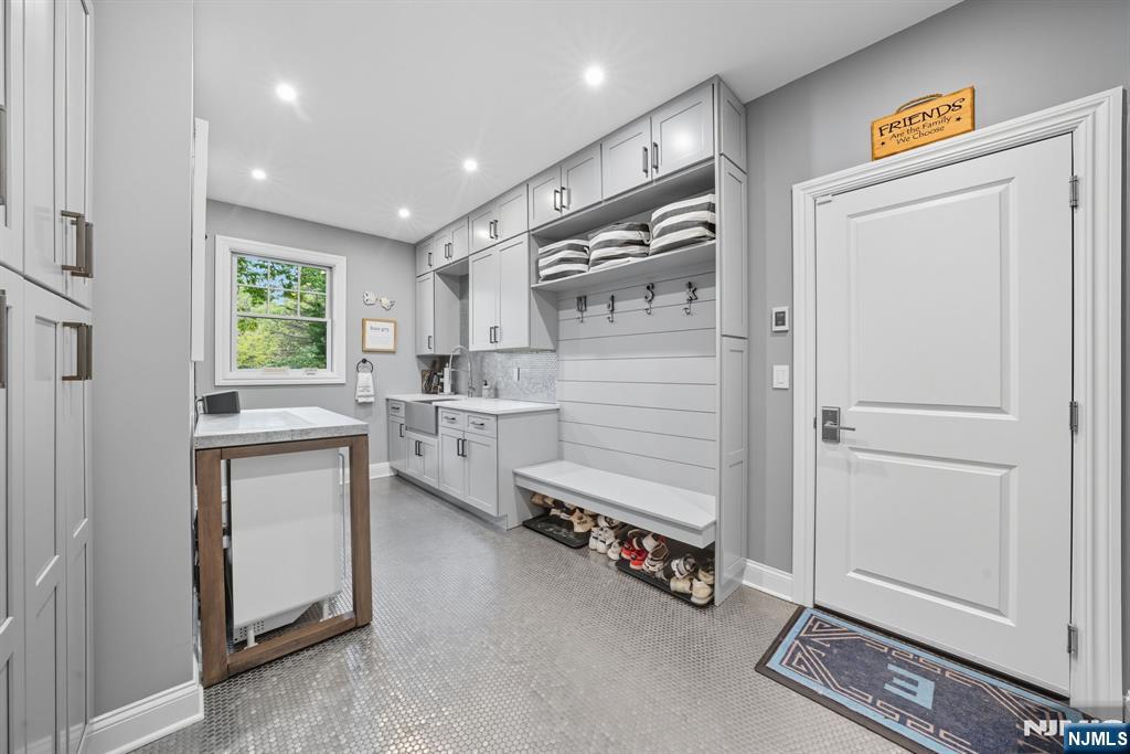 Tenafly, New Jersey, 07670, United States, 5 Bedrooms Bedrooms, ,7 BathroomsBathrooms,Residential,Active,1963399