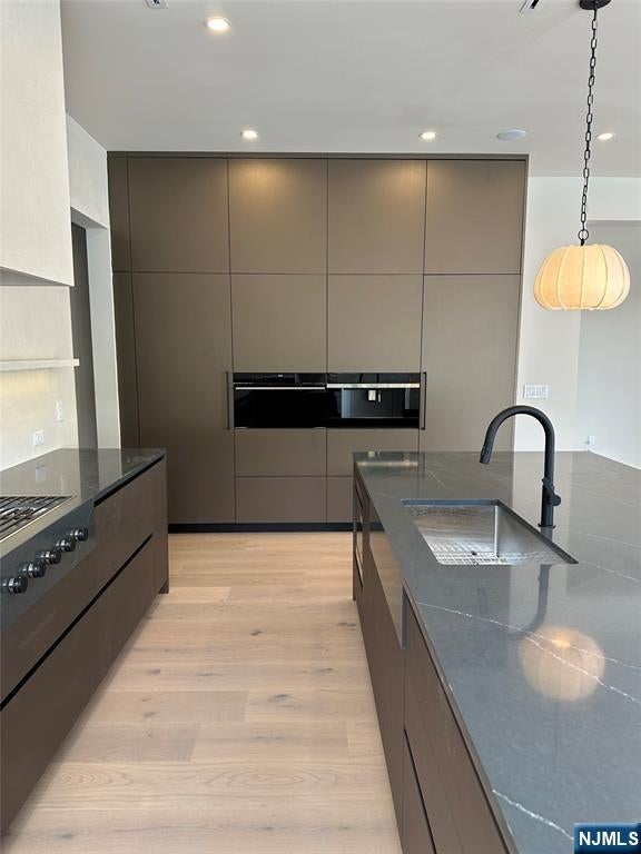 Englewood Cliffs, New Jersey, 07632, United States, 7 Bedrooms Bedrooms, ,8 BathroomsBathrooms,Residential,Active,1952040