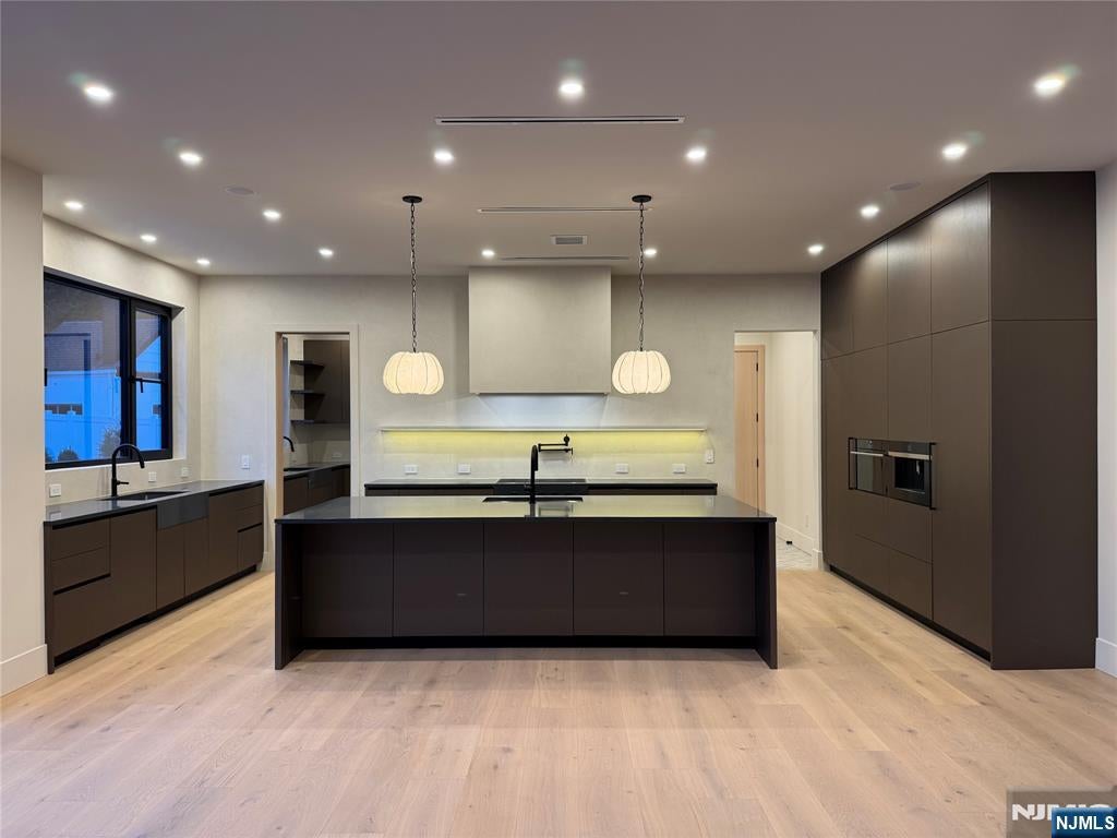 Englewood Cliffs, New Jersey, 07632, United States, 7 Bedrooms Bedrooms, ,8 BathroomsBathrooms,Residential,Active,1952040