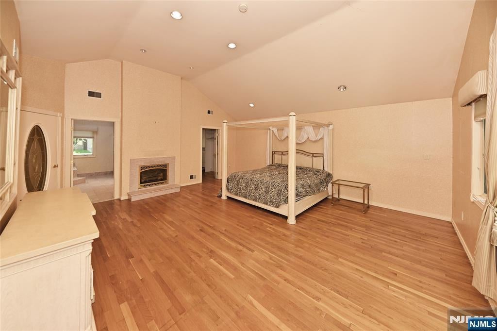 Englewood Cliffs, New Jersey, 07632, United States, 5 Bedrooms Bedrooms, ,4 BathroomsBathrooms,Residential,Active,1929465