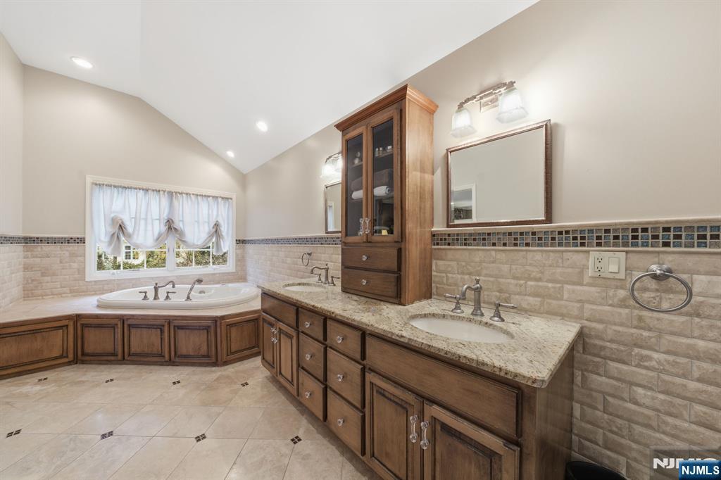 Tenafly, New Jersey, 07670, United States, 6 Bedrooms Bedrooms, ,4 BathroomsBathrooms,Residential,Pending,2007021