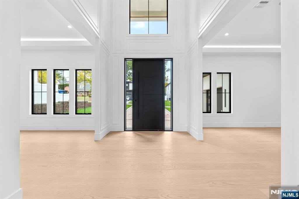 Paramus, New Jersey, 07652, United States, 6 Bedrooms Bedrooms, ,7 BathroomsBathrooms,Residential,Active,1968119