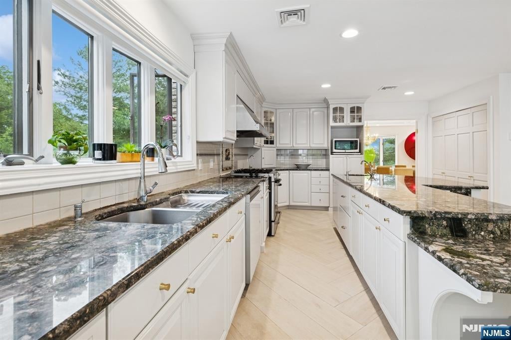 Cresskill, New Jersey, 07626, United States, 8 Bedrooms Bedrooms, ,5 BathroomsBathrooms,Residential,Active,1831840
