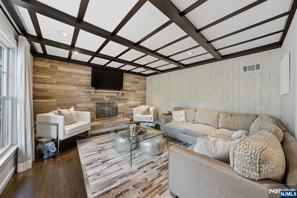 Tenafly, New Jersey, 07670, United States, 5 Bedrooms Bedrooms, ,7 BathroomsBathrooms,Residential,Active,1963399