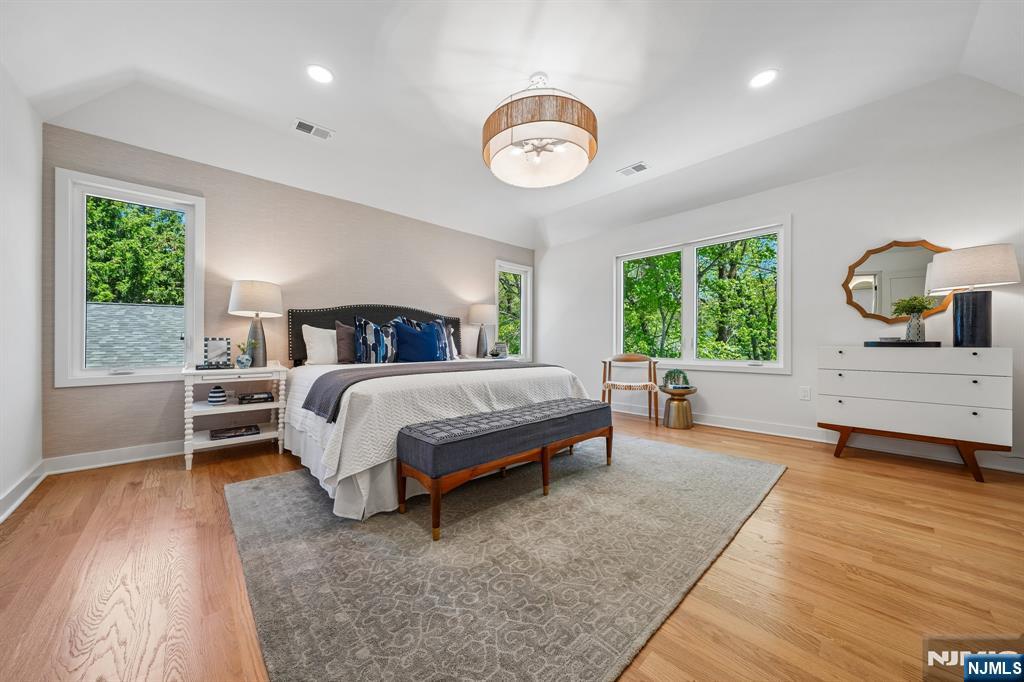 Millburn, New Jersey, 07078, United States, 5 Bedrooms Bedrooms, ,4 BathroomsBathrooms,Residential,Active,2044164