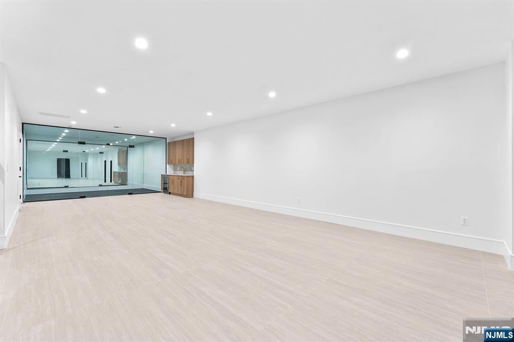 Paramus, New Jersey, 07652, United States, 6 Bedrooms Bedrooms, ,7 BathroomsBathrooms,Residential,Active,2008255