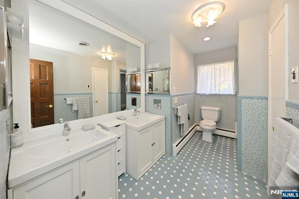 Paramus, New Jersey, 07652, United States, 4 Bedrooms Bedrooms, ,6 BathroomsBathrooms,Residential,Active,1990037