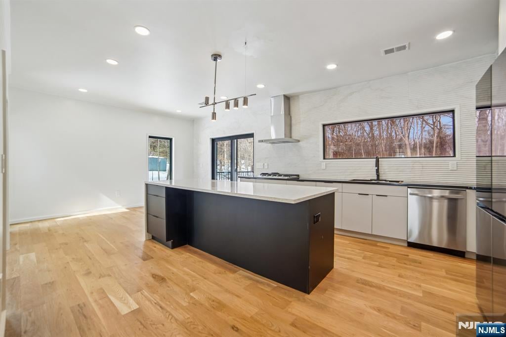 Par-Troy Hills Twp., New Jersey, 07054, United States, 4 Bedrooms Bedrooms, ,4 BathroomsBathrooms,Residential,Active,2021621
