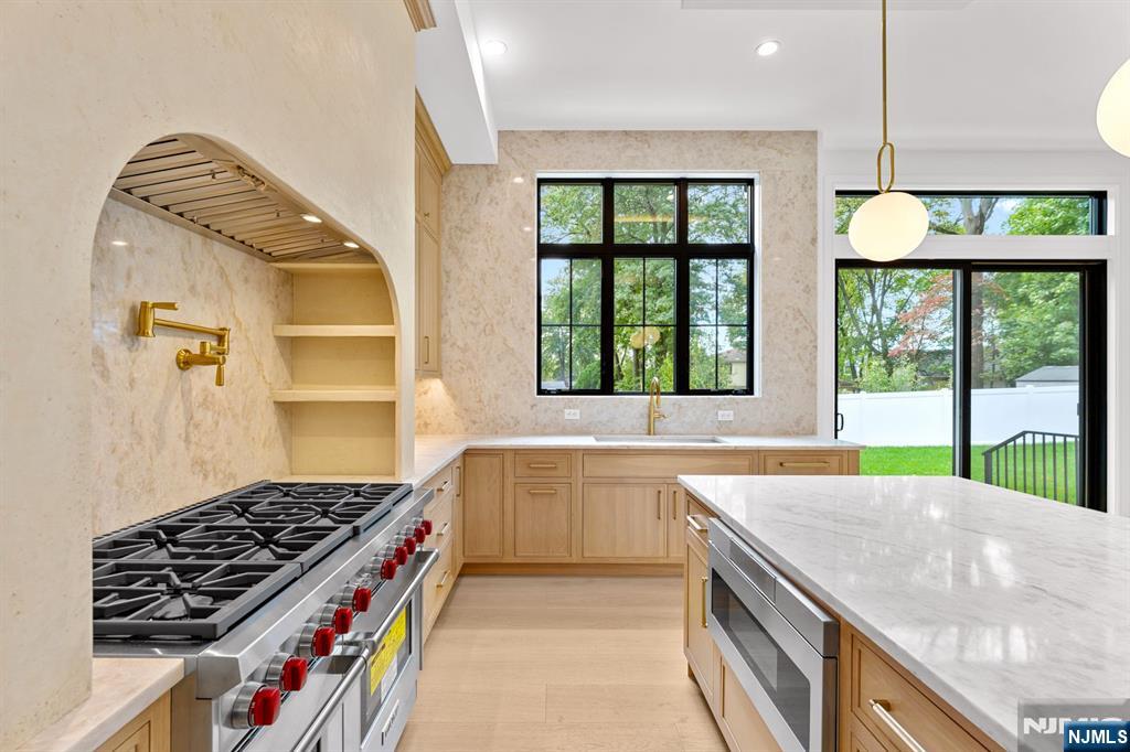 Paramus, New Jersey, 07652, United States, 6 Bedrooms Bedrooms, ,7 BathroomsBathrooms,Residential,Active,2008255