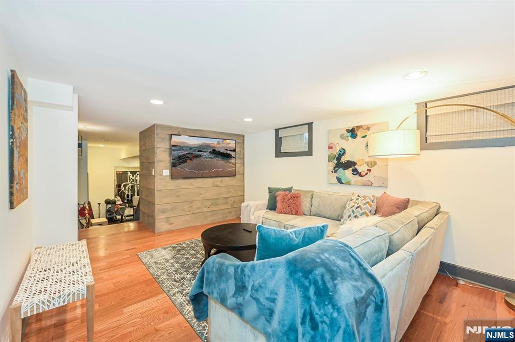 Glen Rock, New Jersey, 07452, United States, 5 Bedrooms Bedrooms, ,6 BathroomsBathrooms,Residential,Active,2042645