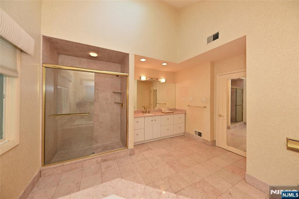 Englewood Cliffs, New Jersey, 07632, United States, 5 Bedrooms Bedrooms, ,4 BathroomsBathrooms,Residential,Active,1929465