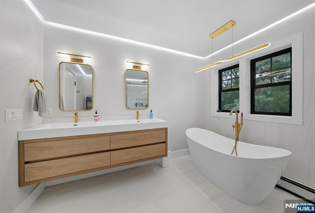 Tenafly, New Jersey, 07670, United States, 5 Bedrooms Bedrooms, ,4 BathroomsBathrooms,Residential,Active,1943831
