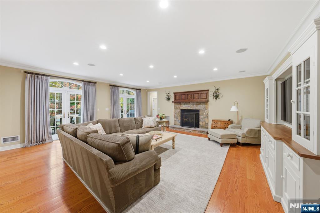 Tenafly, New Jersey, 07670, United States, 6 Bedrooms Bedrooms, ,4 BathroomsBathrooms,Residential,Pending,2007021