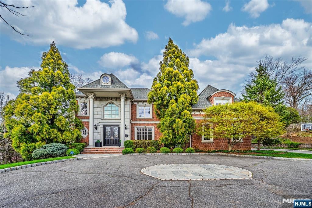 Tenafly, New Jersey, 07670, United States, 7 Bedrooms Bedrooms, ,9 BathroomsBathrooms,Residential,Active,1919077