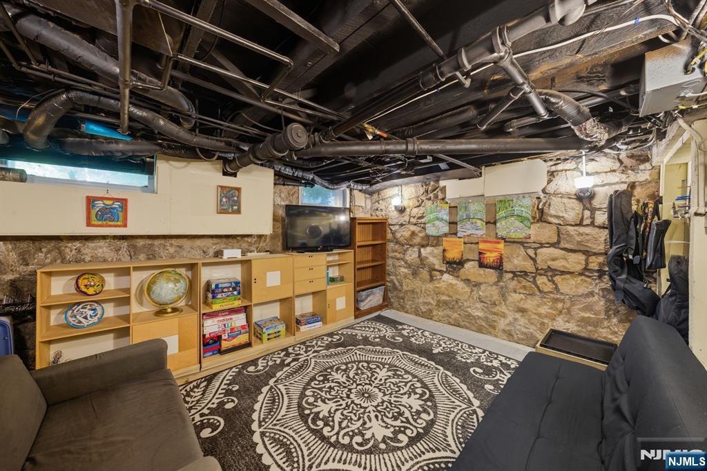 Tenafly, New Jersey, 07670, United States, 6 Bedrooms Bedrooms, ,4 BathroomsBathrooms,Residential,Active,1945075