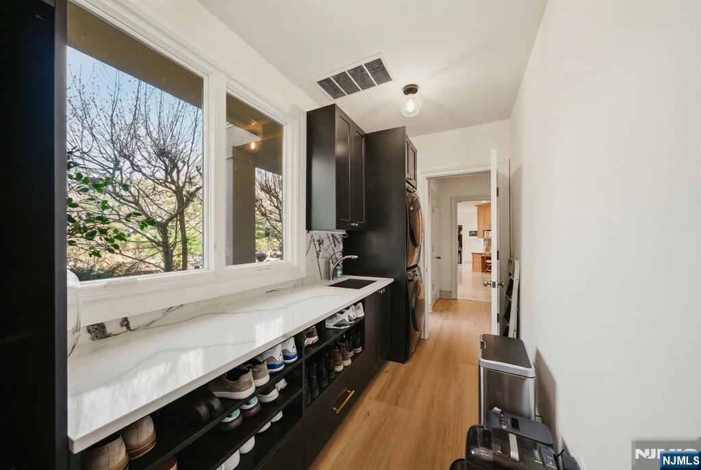 Tenafly, New Jersey, 07670, United States, 6 Bedrooms Bedrooms, ,7 BathroomsBathrooms,Residential,Active,2043827