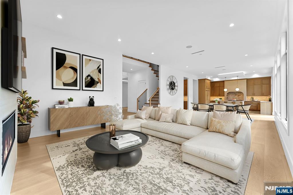 Paramus, New Jersey, 07652, United States, 6 Bedrooms Bedrooms, ,7 BathroomsBathrooms,Residential,Active,1968119