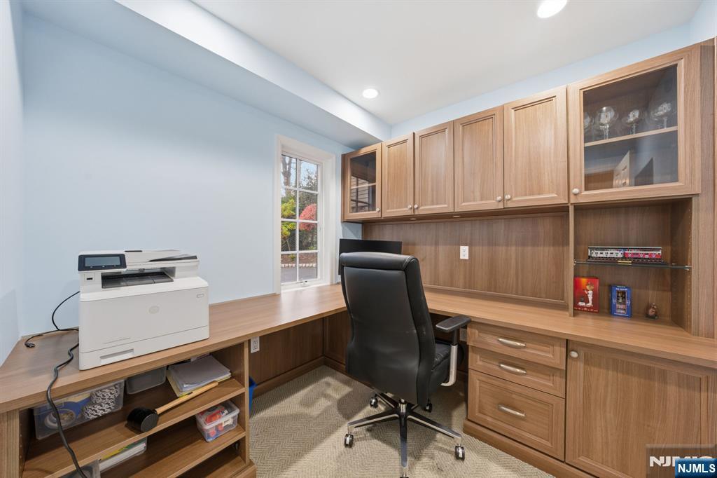 Tenafly, New Jersey, 07670, United States, 6 Bedrooms Bedrooms, ,4 BathroomsBathrooms,Residential,Pending,2007021