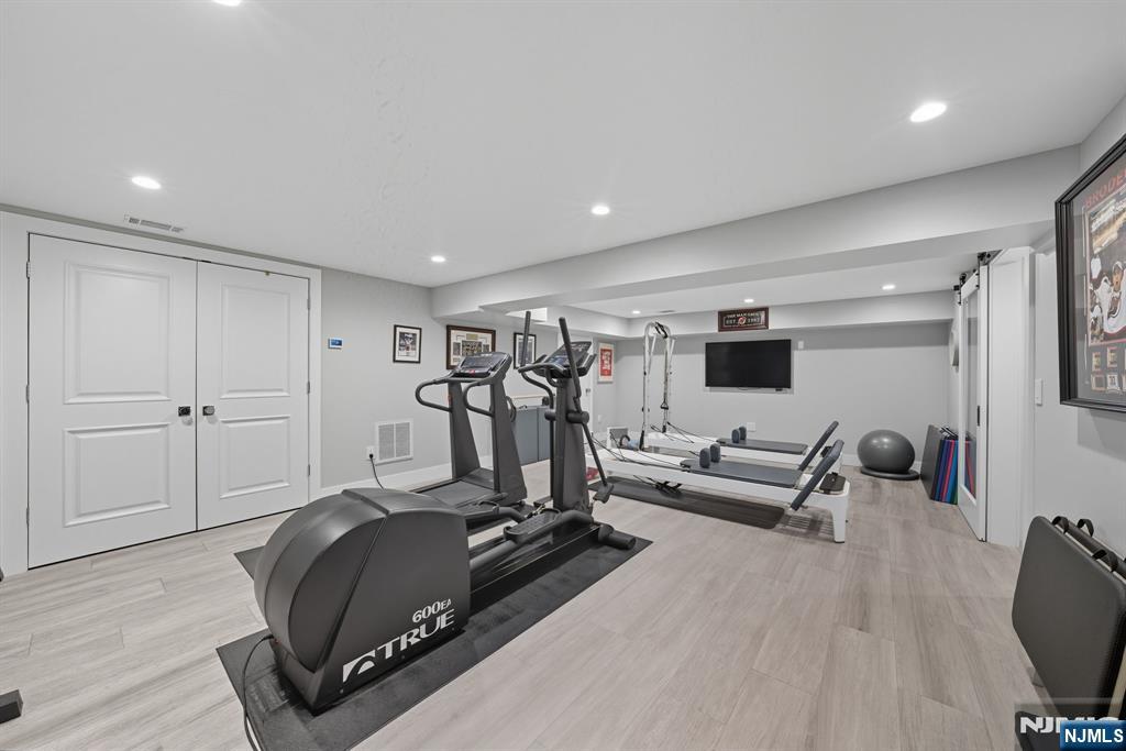 Tenafly, New Jersey, 07670, United States, 5 Bedrooms Bedrooms, ,7 BathroomsBathrooms,Residential,Active,1963399