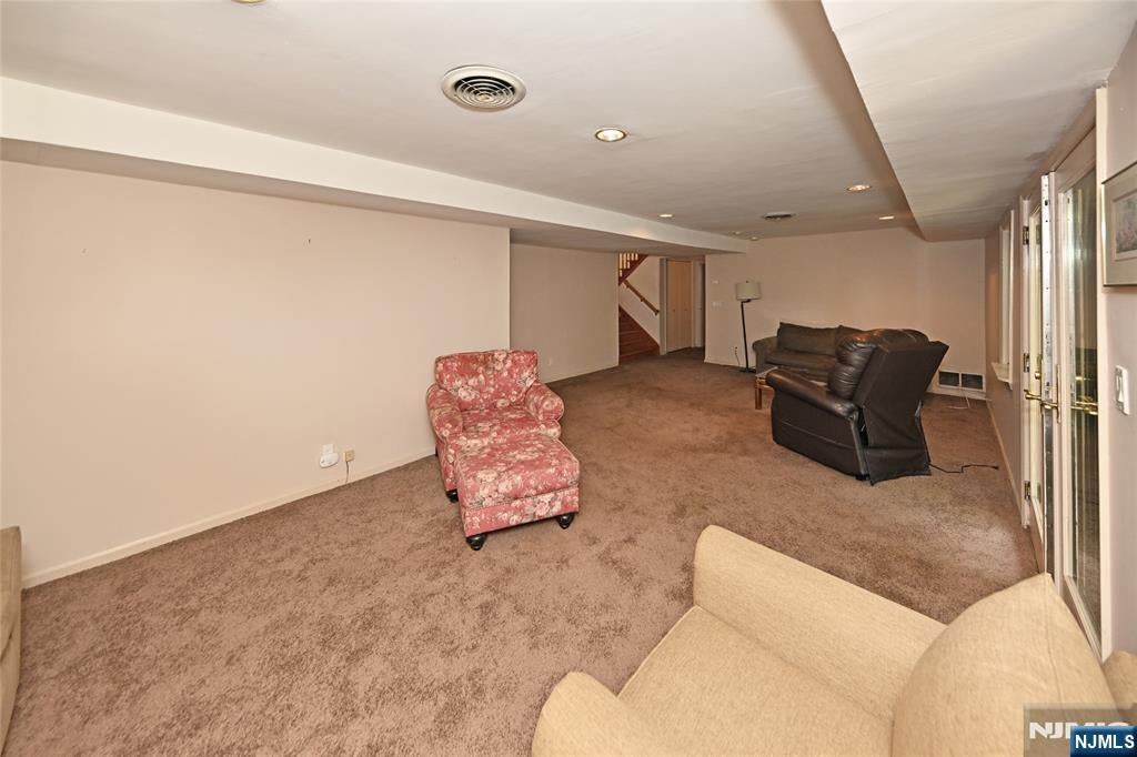 Englewood Cliffs, New Jersey, 07632, United States, 5 Bedrooms Bedrooms, ,4 BathroomsBathrooms,Residential,Active,1929465