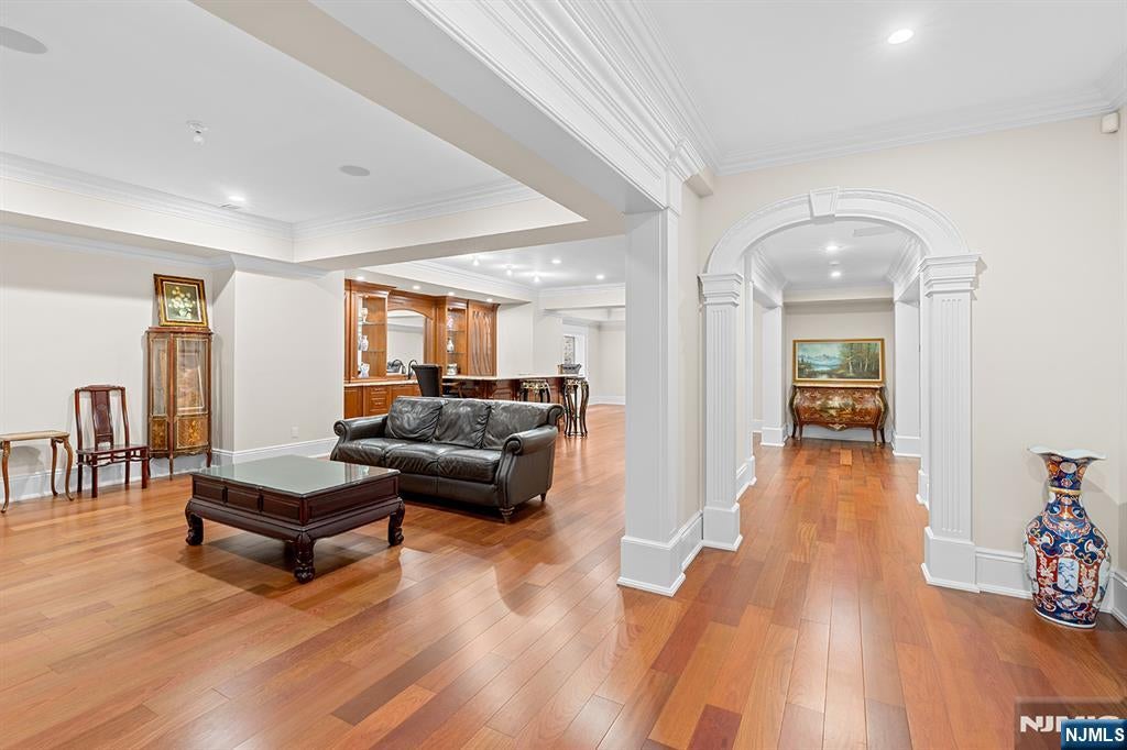 Upper Saddle River, New Jersey, 07458, United States, 6 Bedrooms Bedrooms, ,7 BathroomsBathrooms,Residential,Active,2045761